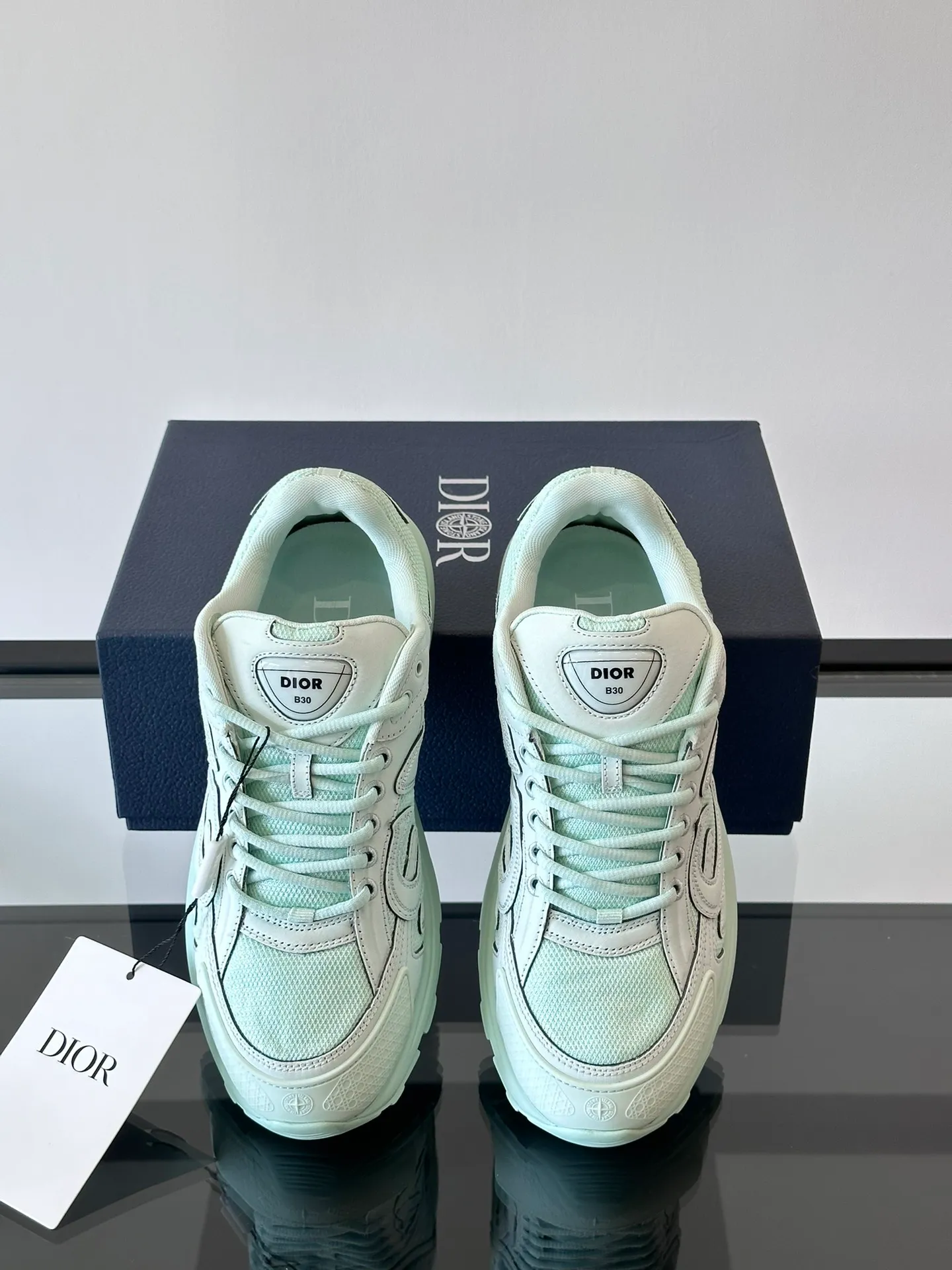 p400《Dio*》Dior B30 series sports shoes, multi-color mesh fabric and multi-color technical fabrics, this season's new B30 low-top sports shoes are one of the flagship styles of the series. Crafted from multicolor mesh and technical fabrics, it's finished with a reflective "CD30" graphic and silver-toned "DIOR B30" and "CD30" logos on the heel and tongue. An extra-light, sculpted rubber sole with signature accents adds style, while internal stretch details create ideal comfort. It can be matched with various casual styles to show a fashionable and modern sports style. Size: 38-44 (45-46 customized)